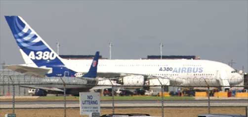 Airbus A380 and United Airlines Boeing 737