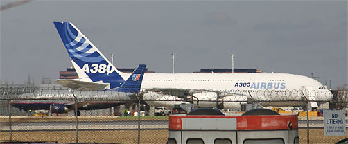 Airbus A380 and United Airlines Boeing 737 side profile comparison
