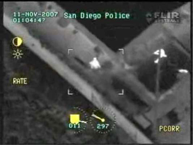 Suspect runs to backyard with police officer with gun drawn (right) in pursuit (SOURCE: FLIR image/San Diego Police Department).
