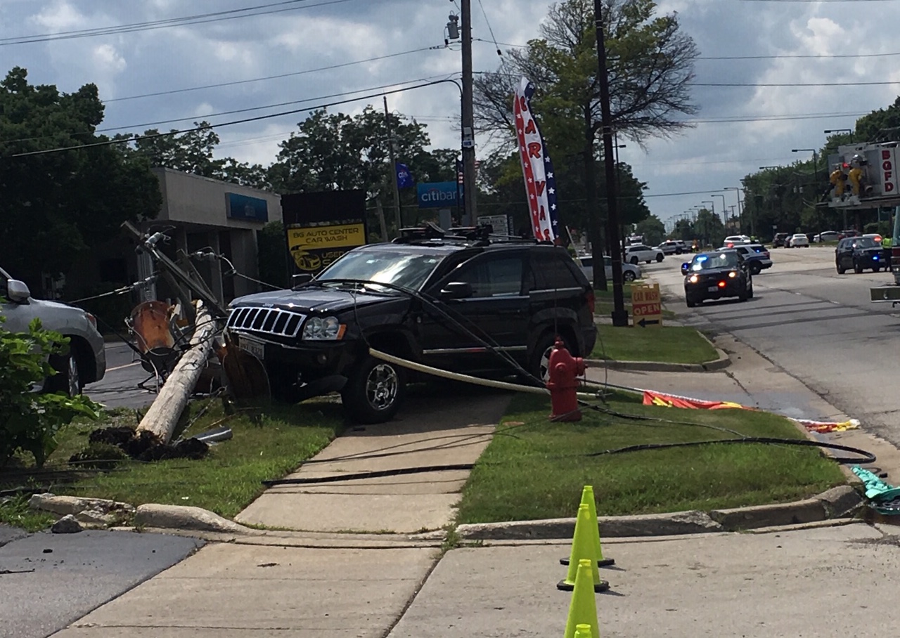 Car vs pole hit-and-run crash Buffalo Grove