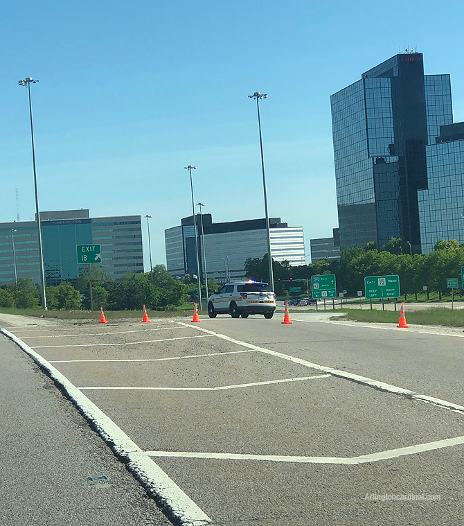 Illinois State Police SUV blocking Higgins Road exit from SB I-290/IL-53