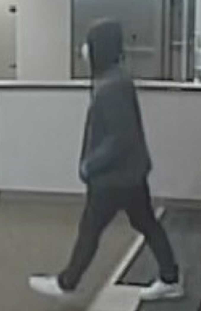Bank robbery suspect image from Fifth Third Bank Northbrook (SOURCE: FBI Chicago)