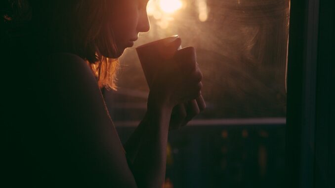 GIrl drinking tea (PHOTO CREDIT: pixbay |Foundry Co)