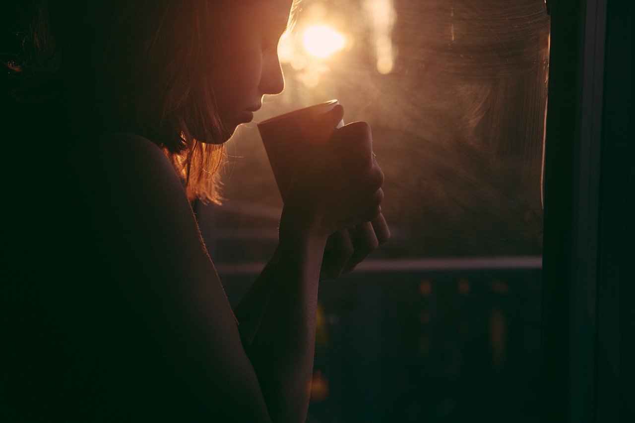 GIrl drinking tea (PHOTO CREDIT: pixbay |Foundry Co)