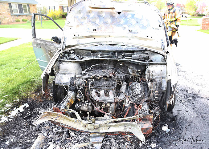 Minivan fire in Buffalo Grove Tuesday, April 27, 2021