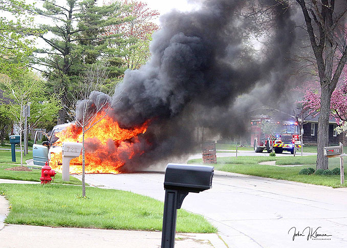 Minivan fire in Buffalo Grove Tuesday, April 27, 2021