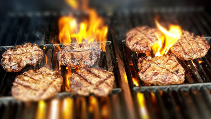 Burgers on the grill (PHOTO CREDIT: Pexels/Pixabay)