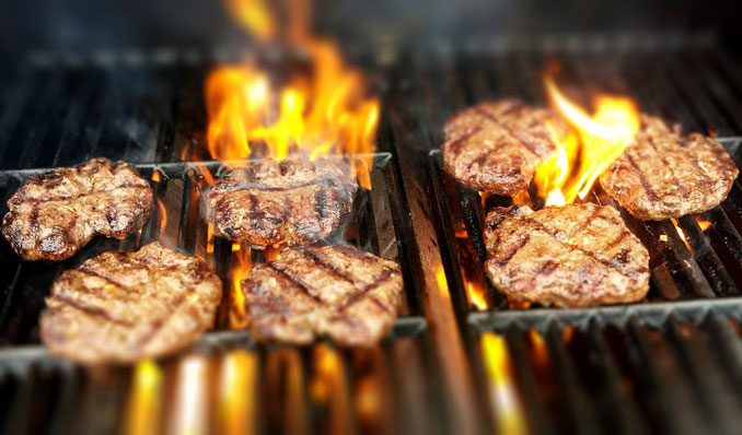 Burgers on the grill (PHOTO CREDIT: Pexels/Pixabay)