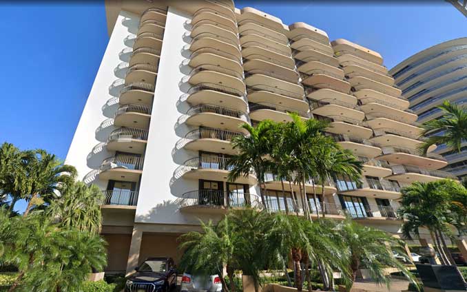 Champlain Towers South at 8777 Collins Avenue, Surfside, Florida (Imagery ©2021 Maxar Technologies, Map data ©2021 Google)