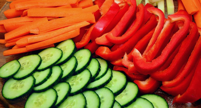 Carrots, red peppers and cucumbers (SOURCE: <a href="https://pixabay.com/users/congerdesign-509903/?utm_source=link-attribution&utm_medium=referral&utm_campaign=image&utm_content=2135733">congerdesign</a> from <a href="https://pixabay.com/?utm_source=link-attribution&utm_medium=referral&utm_campaign=image&utm_content=2135733">Pixabay</a>)