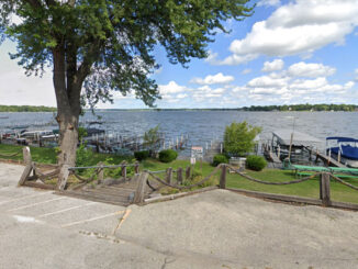 Mineola Hotel docks Fox Lake (Image capture August 2019 ©2021 Google)