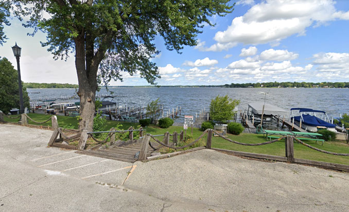 Mineola Hotel docks Fox Lake (Image capture August 2019 ©2021 Google)