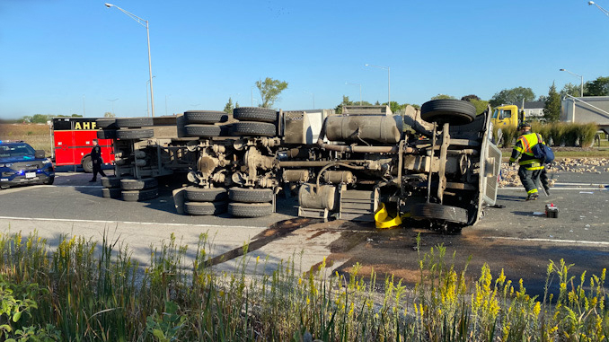 Rollover semi-trailer dump truck with a portable spill containment pool in place