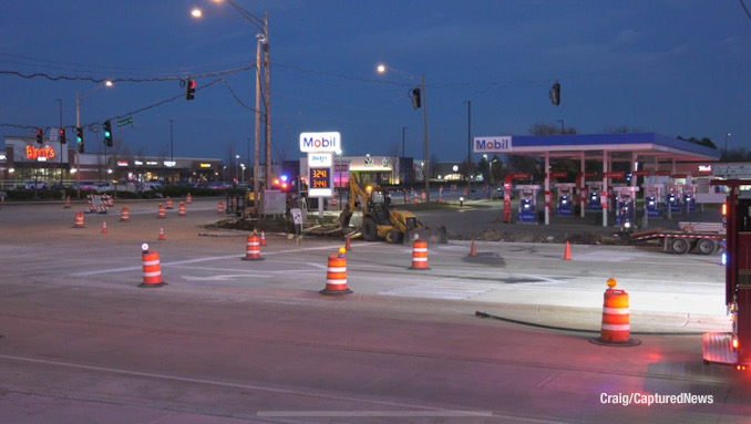 Excavation at the scene of a gas main break at Lake Cook Road and Weiland Road in Buffalo Grove near Wheeling (SOURCE: Craig/CapturedNews)