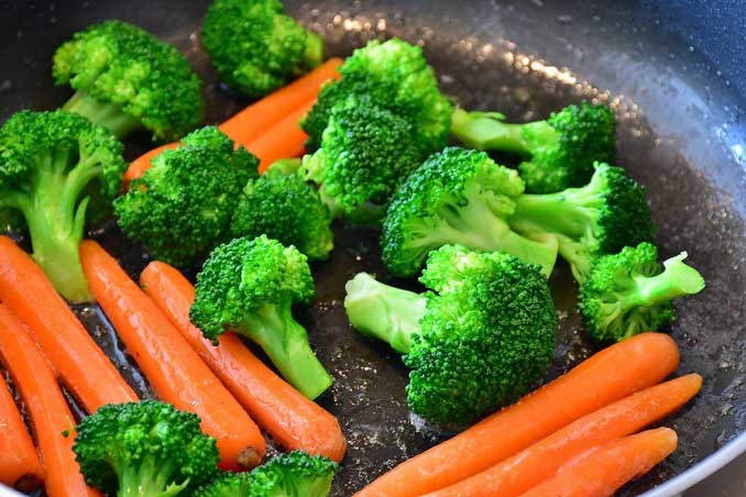 Carrots and broccoli in a skillet (PHOTO CREDIT: RitaE / pixabay)