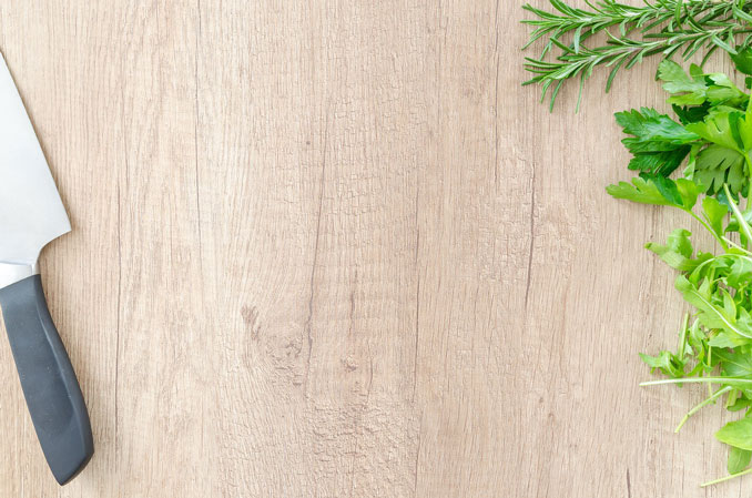 Herbs on a cutting board (Goumbik/pixabay)