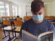 Student wearing mask while reading a book (Alexandra Koch/pixabay)