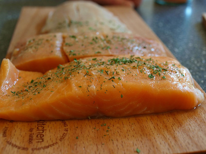 Salmon on a wood board (Sabrinakoeln/pixabay).