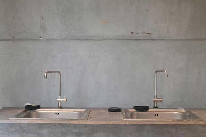 Clean sinks (Image by Ekkapop Sittiwantana)