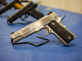 Handguns on display (Image by Jason Gillman from Pixabay)