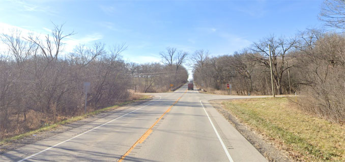 Looking west on Dundee Road at the intersection with Bateman Road in Barrington Hills (Image capture December 2021 ©2022 Google)