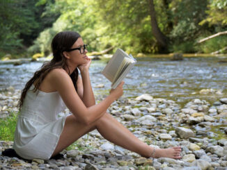 Girl reading Image by Sylvia from Pixabay