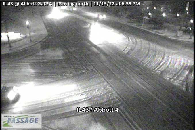 Snow cover on Illinois Route 43 at Abbott Gate 4 at 6:55 p.m. Tuesday, November 15, 2022 (SOURCE: Lake County Passage). 