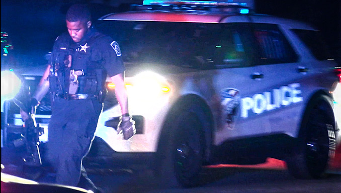 Police officer prepared with a long gun at the scene of a traffic stop for a gun investigation on Dunton Avenue between Euclid Avenue and Hawthorne Street in Arlington Heights (CARDINAL NEWS)