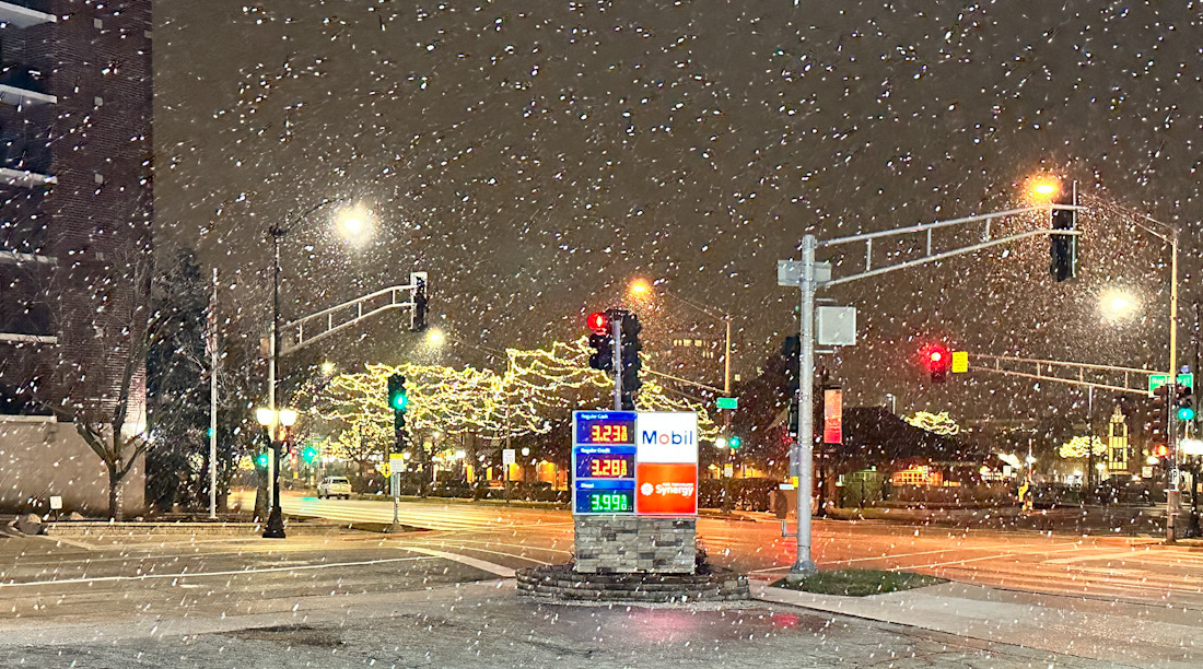 Snow in Arlington Heights started out strong at about 9:52 p.m. Monday, January 8, 2024, but didn't amount to much accumulation Tuesday morning (CARDINAL NEWS)