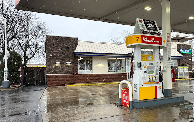 Shell gas station at the southeast corner of Arlington Heights Road and Rand Road in Arlington Heights the morning after a robbery Monday, January 8, 2024