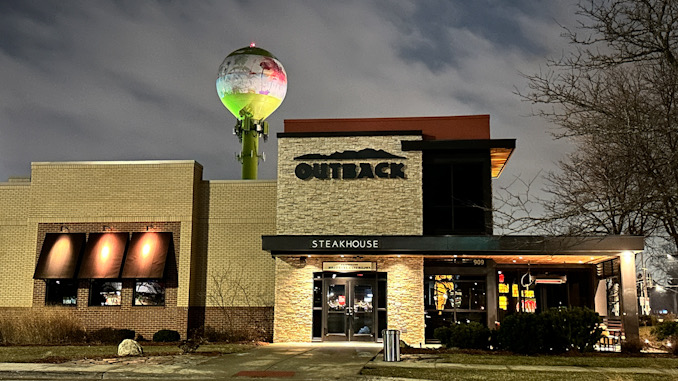 Outback Steakhouse closed at the Mount Prospect location, 909 North Elmhurst Road (CARDINAL NEWS)