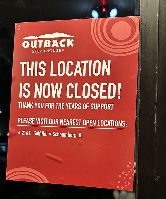 Outback Steakhouse closure announcement on the front door at the Mount Prospect location, 909 North Elmhurst Road (CARDINAL NEWS)