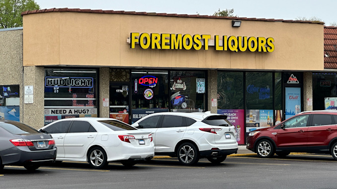 Scene of an armed robbery at Foremost Liquors, 1776 West Algonquin Road in Arlington Heights on Saturday, April 27, 2024 (CARDINAL NEWS)