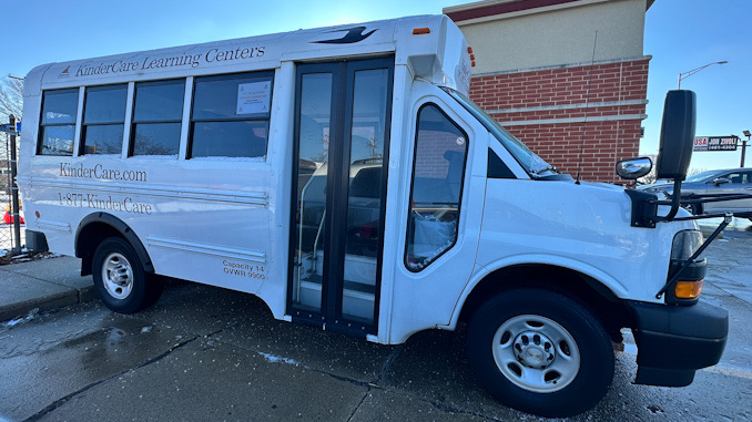 Kindercare bus parked at KinderCare Learning Center, 1003 South Arlington Heights Road in Arlington Heights (CARDINAL NEWS)