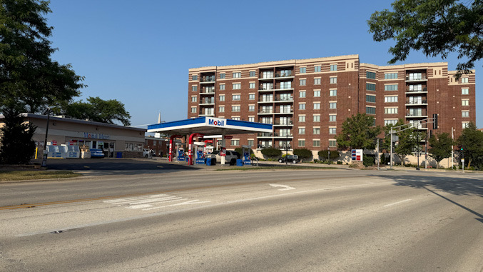 Apparently, a violent road range crime occurred near the Mobil gas station at Northwest Highway and Vail Avenue in Arlington Heights, Tuesday, August 5, 2025 (CARDINAL NEWS)