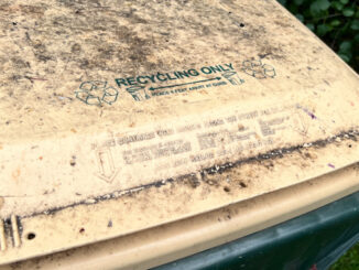 Dirt and residue on a recycling bin in Arlington Heights that hasn't been cleaned the entire summer in 2025 (CARDINAL NEWS)