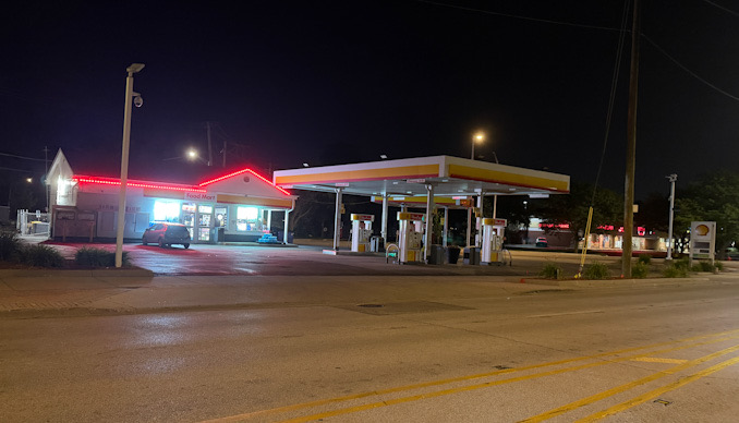 Shell gas station at 1050 East Northwest Highway in Mount Prospect (CARDINAL NEWS)